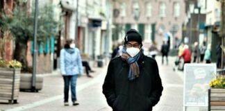 Covid, firmato il nuovo decreto: obbligo di mascherina all’aperto, stretta su locali e Green Pass