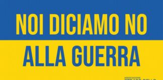 Sulle vetrine dei negozi di Barletta il cartello «Noi diciamo No alla guerra»