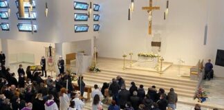 L’ultimo saluto a Giuseppe, centinaia di persone ai funerali del barista ucciso