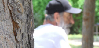 Senzatetto da 12 anni, alcuni ragazzini gli bruciano la tenda