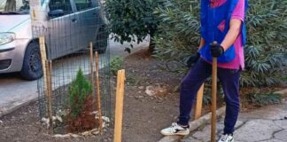 Il giovane “retaker” Luigi Carbone ripulisce un giardino in via della Pace: «Casa nostra è il mondo intero e va rispettato»