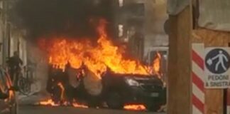 Assalto ad un portavalori a Barletta, auto data alle fiamme dai rapinatori durante la fuga