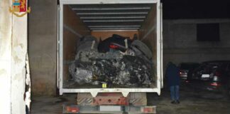 Sorpresi a smontare auto rubate in un casolare abbandonato di Barletta