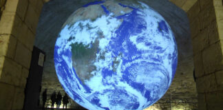 Ecco “Gaia”, a Barletta la terra vista dallo spazio dell’artista britannico Jerram