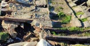 Un altro relitto di un’imbarcazione sulla litoranea di Levante