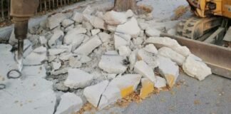 Alberi cementificati in via Vittorio Veneto: finalmente rimosso lo strato di calcestruzzo