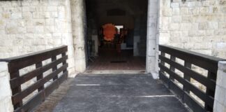 Interventi urgenti al ponte levatoio del castello di Barletta: assi in legno temporanee