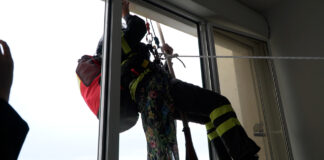 La Befana si cala dal terrazzo del “Dimiccoli” di Barletta: doni e sorrisi per i piccoli pazienti in Pediatria