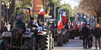 Protesta trattori, corteo con 200 mezzi per le vie di Barletta