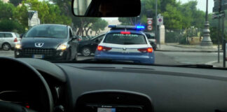 Ladri di auto in fuga speronano la volante della Polizia: due agenti feriti a Barletta