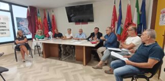 Cgil, Cisl e Uil presentano il protocollo siglato con la Asl per abbattere le liste d’attesaUn protocollo denso di proposte utili a ridurre i tempi di attesa in ambito sanitario. Suggerimenti che i sindacati Cgil, Cisl e Uil, unitamente alle federazioni dei pensionati, medici e pubblico impiego, hanno racchiuso in cinque pagine e presentato ad Andria questa mattina da Luigi Marzano, responsabile del dipartimento Sanità Cgil Bat, Giuseppe Boccuzzi, segretario generale Cisl Bari e Bat, Carla Costantino segretaria generale CISL Foggia e BAT e Azzurra Schirosi, segretaria regionale della Uil Puglia. L’obiettivo dell’intesa, la prima siglata in Puglia tra organizzazioni sindacali e la Asl BAT, è “fronteggiare la carenza di ore” che diverse branche mediche, come oculistica, medicina nucleare o radiologia, hanno registrato allungando i tempi di attesa di visite, esami e ricoveri. Dal protocollo emerge che servirebbero oltre 76mila ore aggiuntive per garantire il fabbisogno di prestazioni. “È un atto significativo che può rappresentare un punto di svolta per una serie di ragioni – hanno detto i segretari provinciali delle tre confederazioni sindacali e delle loro categorie intervenute – La prima: è il primo passo dopo l’accordo Regione-sindacati del 2 maggio 2023 con il quale ci siamo impegnati tutti a incidere sull’abbattimento dei tempi d’attesa. E va dato atto alla Direzione strategica della Asl BAT di essere stata la prima ad aver accolto, con un approccio costruttivo e collaborativo la nostra sollecitazione a dare sostanza all’accordo raggiunto in Regione il 2 maggio del 2023, coerentemente con le indicazioni a riguardo a suo tempo condivise con il Presidente Emiliano. La seconda ragione di ottimismo deriva dal fatto che non si parte da zero, ma dalla volontà di migliorare i risultati già conseguiti nel 2023. Non un documento di lamenti e denunce, ma un atto di programmazione che parte dai fabbisogni di salute della popolazione assistita, dettagliata richiesta di risorse economiche e per quali scopi impiegarle. Il documento del 26 giugno può essere ritenuto un modello – concludono i segretari – e il nostro auspicio è che si proceda nel metodo e nel merito col confronto e la concertazione anche nel resto delle Asl a cominciare da quella di Bari”. Il dato è stato ottenuto attraverso “l’analisi delle prestazioni in lista al 31 dicembre 2023 unitamente alle prenotazioni attese per l’anno 2024 quantificate sulla base degli accessi al Cup registrati nell’anno 2023″. Colmare il gap di ore è possibile con l’acquisto di prestazioni extratetto da parte delle strutture accreditate o la rideterminazione dei tetti di spesa, con un incremento delle ore di specialistica, con l’assegnazione di un budget da destinare alle prestazioni aggiuntive e assunzione di personale da formare adeguatamente”, si legge nel protocollo che ribadisce l’importanza di “strumenti aggiuntivi per il monitoraggio dell’appropriatezza prescrittiva. “Il piano presentato oggi –spiegano i segretari- è successivo a quello siglato con la Regione nel maggio dell’anno scorso “prevede anche delle ipotesi finanziarie pari a quattro milioni e mezzo da stanziare per arrivare all’optimum sulle visite e sugli esami diagnostici e una decina di milioni per i ricoveri. La responsabilità di trovare i fondi da stanziare per il piano non è nostra. Noi abbiamo rappresentato l’esigenza di tutelare il servizio pubblico e di dare risposte concrete ai cittadini auspicando che “altri protocolli possano essere firmati con le altre Asl pugliese” E in conclusione dell’incontro l’appello alla Regione, che si riprenda con i tavoli di confronto e di concertazione quindi convocando i sindacati, ascoltandoci per poterci permettere di apportare un suggerimento, una soluzione che arrivi all’abbattimento di queste liste. Il Documento pone l’attenzione, in sintesi su cinque richieste: 1. Incremento di 57.633 prestazioni specialistiche di radiodiagnostica 2. Incremento di 1.238 ore settimanali di specialistica ambulatoriale 3. Acquisto di prestazioni aggiuntive in alternativa alle ore di specialistica ambulatoriale 4. Incremento di interventi in elezione da 4.280 a 5.482