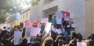 Sit-in degli studenti del “Casardi”: «Non c’è spazio per l’odio tra le mura della scuola»