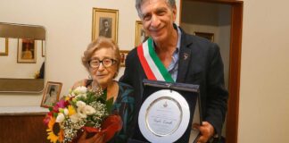 Auguri nonna Lina per i tuoi 100 anni, spegne le candeline con il Sindaco di Barletta