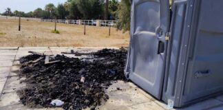 Incendiata la spiaggetta attrezzata per disabili a Ponente, la rabbia del Coordinamento Senza Barriere di Barletta