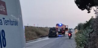 Tenta di recuperare effetti personali dall’auto a fuoco e resta ferito da una fiammata