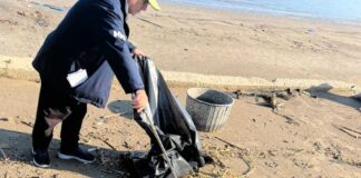 I volontari de La Via della Felicità rimuovono i rifiuti sulla litoranea di Levante