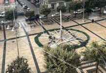 Il maltempo non risparmia l’albero di Natale: installazione distrutta da vento e pioggia