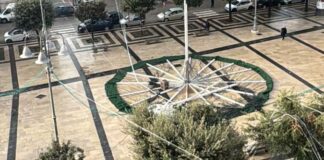 Il maltempo non risparmia l’albero di Natale: installazione distrutta da vento e pioggia