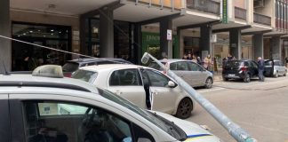 Il vento non dà tregua: palo della luce crolla su una Toyota in transito via Alvisi