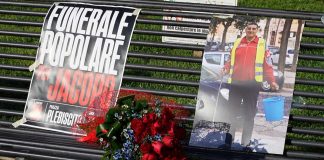 Il funerale popolare di Jacopo Musci in piazza Plebiscito