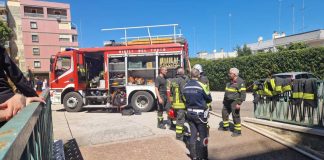 Auto in fiamme in un box in via dei Pini, 5 persone lievemente intossicate