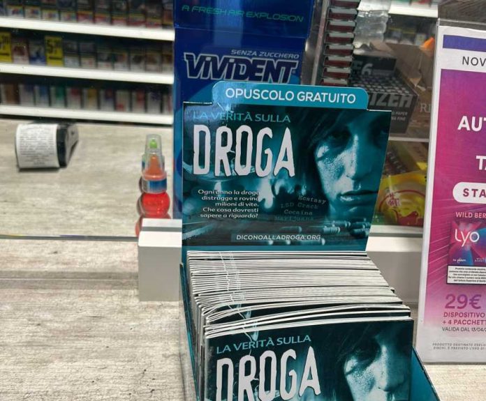 Negozi e farmacie di Barletta informano i cittadini con La Verità sulla Droga 3