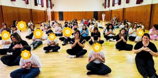 Mani intrecciate e cuori vicini: all’I.C. “Mennea” lo “Yoga con la Mamma”