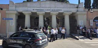 I cittadini trovano il cimitero chiuso già da oggi