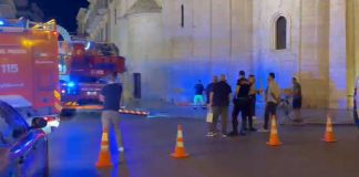 Auto colpisce e provoca la caduta di una luminaria tra Corso Garibaldi e Corso Vittorio Emanuele
