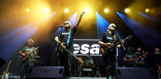 Gli Oesais live a Barletta: Solfrizzi e Stornaiolo fanno cantare tutti a ritmo di risate e ricordi