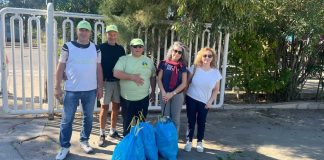 I volontari de “La via della felicità” al lavoro sulla litoranea di Barletta