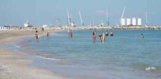 A Barletta ottobre non spaventa: spiagge piene e lungomare animato